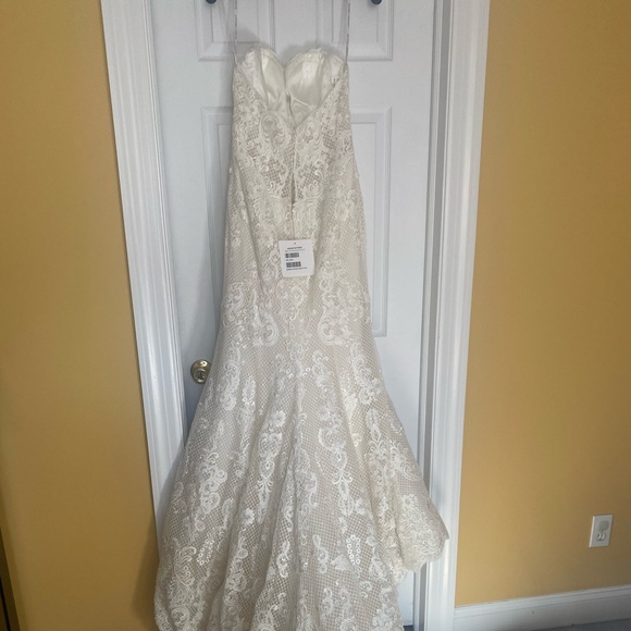Wedding Gown with matching Cathedral Veil - Picture 2 of 4